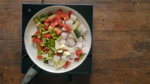 pisto de verduras y huevo
