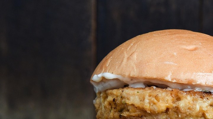 hamburguesa de pescado con coleslaw