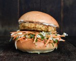 hamburguesa de pescado con coleslaw