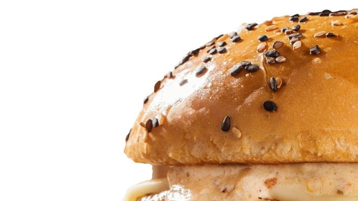 hamburguesa de pollo con salsa de champiñones