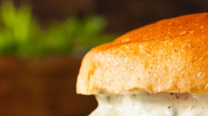 hamburguesa de salmón con salsa tártara