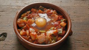 pisto de verduras y huevo