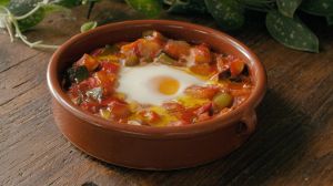 pisto de verduras y huevo