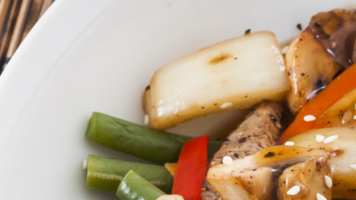 Prepara paso a paso un rico alambre de res con champiñones