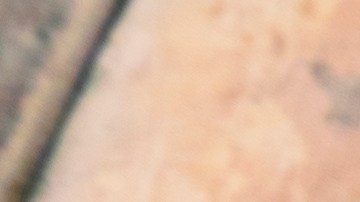 Recipiente de barro con alambre de res con frijoles en su interior