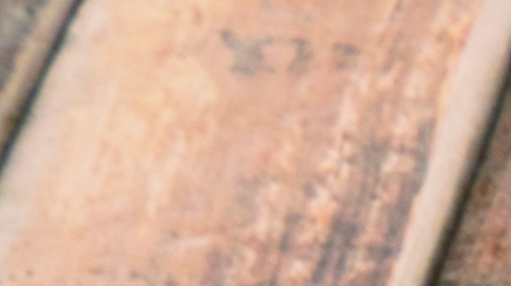 Recipiente de barro con alambre de res con frijoles en su interior