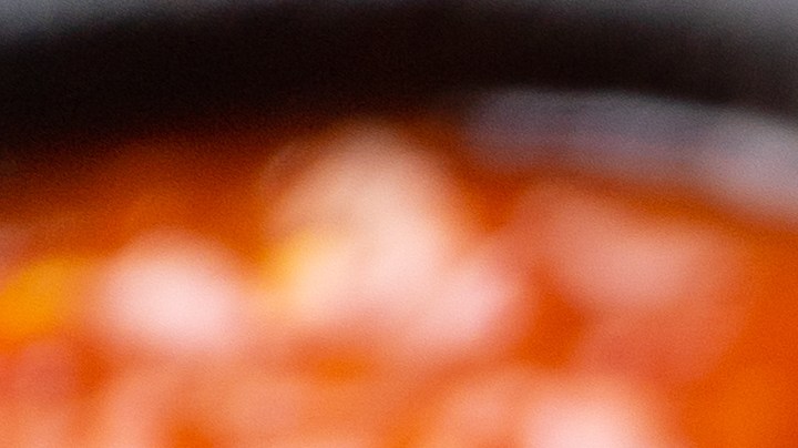 Un sartén con carne, vegetales y chorizo cortado en julianas, es decir, alambre de res