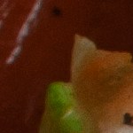 Plato con flautas de carne deshebrada, salsa roja, crema y lechuga