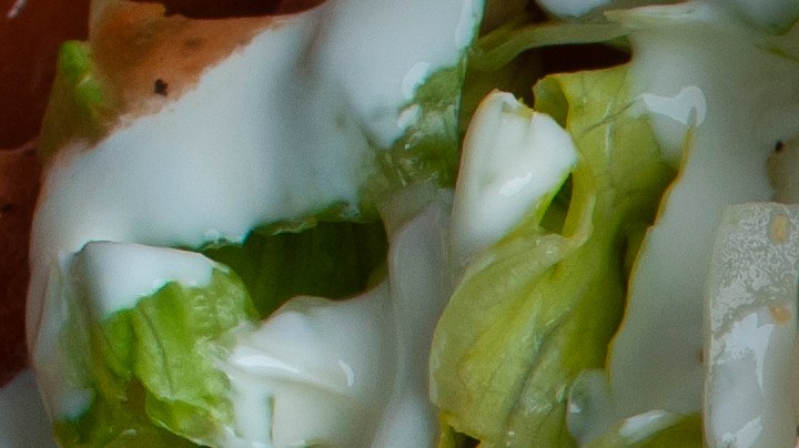 Plato con flautas de carne deshebrada, salsa roja, crema y lechuga