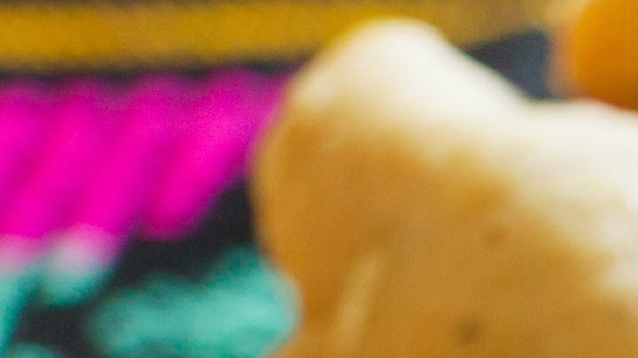 Un plato con flautas de carnitas, salsas clásicas y lechuga