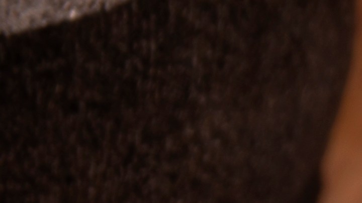 Un plato con porciones de flautas de res con salsas