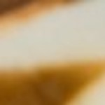 Un plato con milanesa de pollo empanizada, salsas, papas fritas.