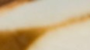 Un plato con milanesa de pollo empanizada, salsas, papas fritas.