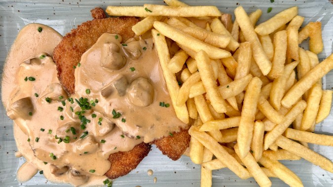 Milanesa de pollo empanizada con salsa de chipotle