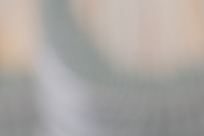 Un plato con osobuco sobre una cama de polenta, hojas de menta y tomates