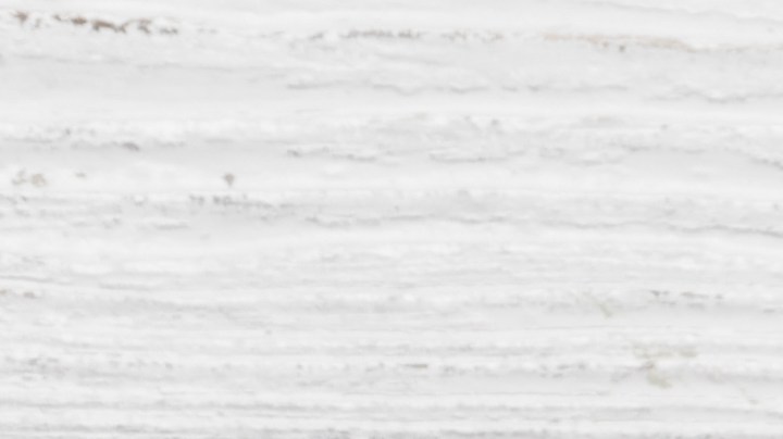 Plato con pechuga de pollo con salsa de mostaza Dijon y una ensalada verde