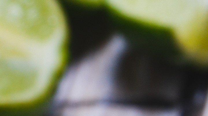 Un plato decorativo con porciones de taco dorado de barbacoa