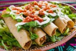 Flautas de tinga de pollo