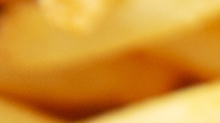 Milanesa de pollo empanizada con salsa bbq