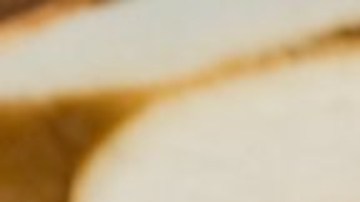 Milanesa de pollo empanizada con salsa de queso azul