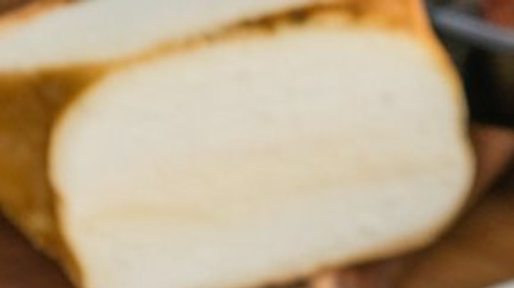 Milanesa de pollo empanizada con salsa de queso azul