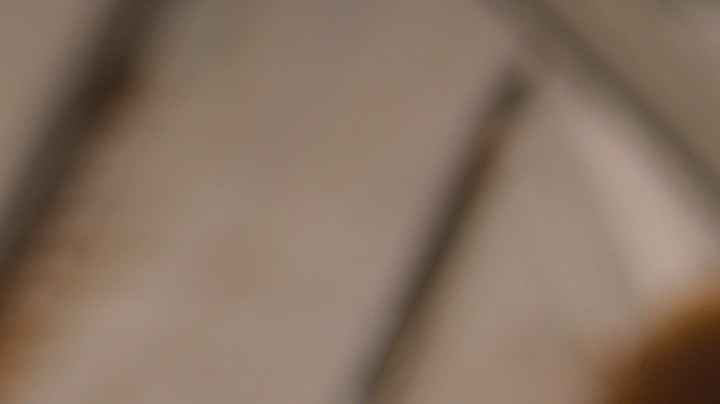 Plato con taco dorado de pollo en salsa de frijol y decorado con aguacate y salsas