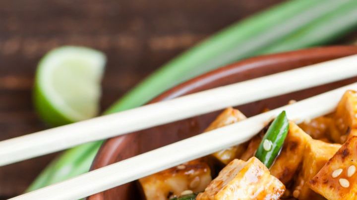 tofu salteado con cebollino