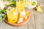 Agua detox de piña y jengibre