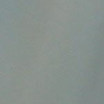 Coliflor al horno con cúrcuma en un plato, sobre una mesa decorada