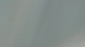 Coliflor al horno con cúrcuma en un plato, sobre una mesa decorada