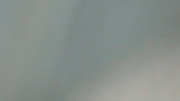 Coliflor al horno con cúrcuma en un plato, sobre una mesa decorada