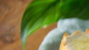 Queso brie al horno con manzana caramelizada y tocino