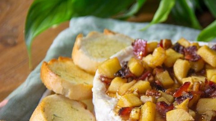Queso brie al horno con manzana caramelizada y tocino