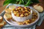 Queso brie al horno con manzana caramelizada y tocino