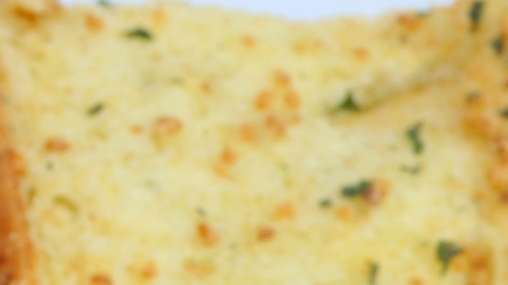 Milanesa de pollo empanizada con queso parmesano fundido