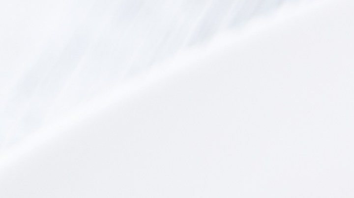 Milanesa de pollo empanizada con salsa de espinacas