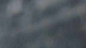 Una tabla con un pan de masa madre cortado en rodajas