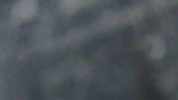 Una tabla con un pan de masa madre cortado en rodajas