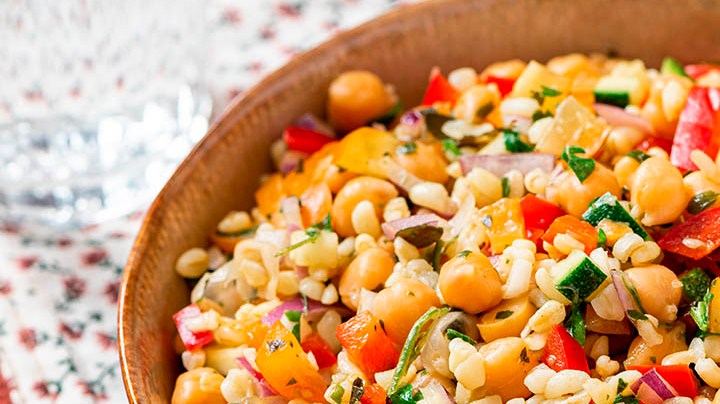ensalada de garbanzos y bulgur con vegetales