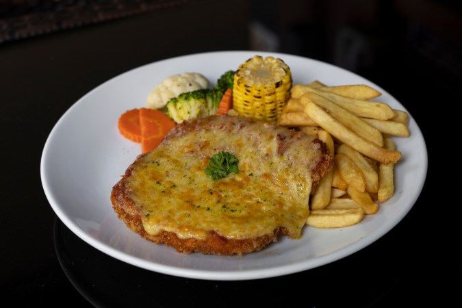 Milanesa de pollo empanizada con queso oaxaca derretido