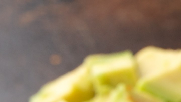 Ensalada de pollo con mango y aguacate