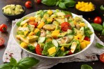 Ensalada de pollo con mango y aguacate