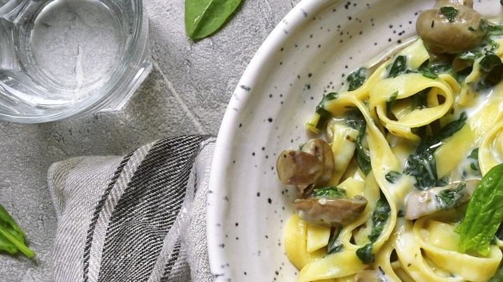Pasta cremosa con espinacas y champiñones