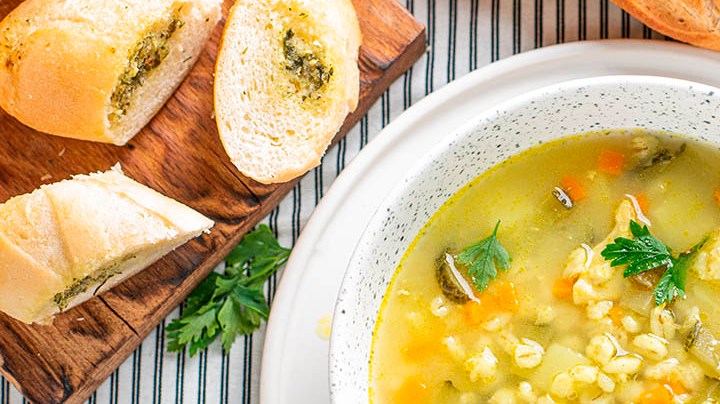 sopa de invierno con cebada y hortalizas
