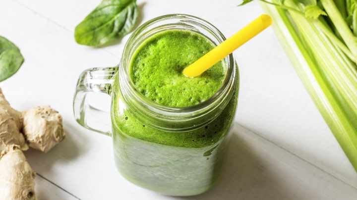 Batido Verde De Manzana Jengibre Y Apio Receta Saludable batido-verde-de-manzana-jengibre-y-apio-receta-saludable
