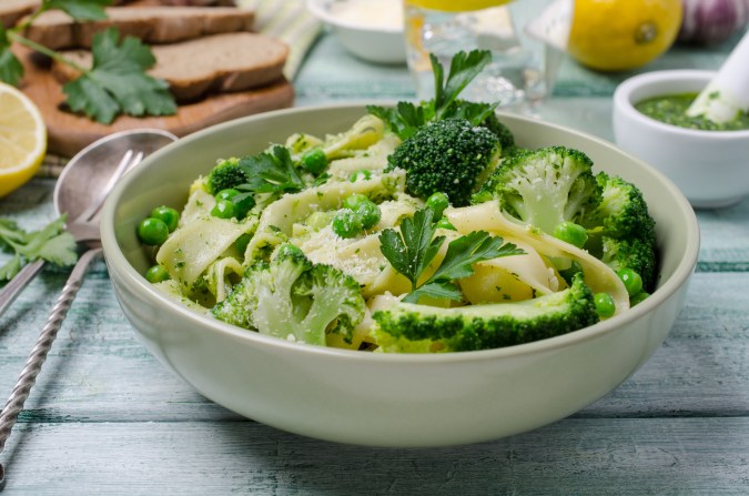 pappardelle con vegetales de verano y pesto