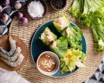 Rollos de lechuga con camarón y mango