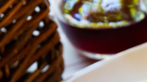 muslos de pollo deshuesados con papas fritas