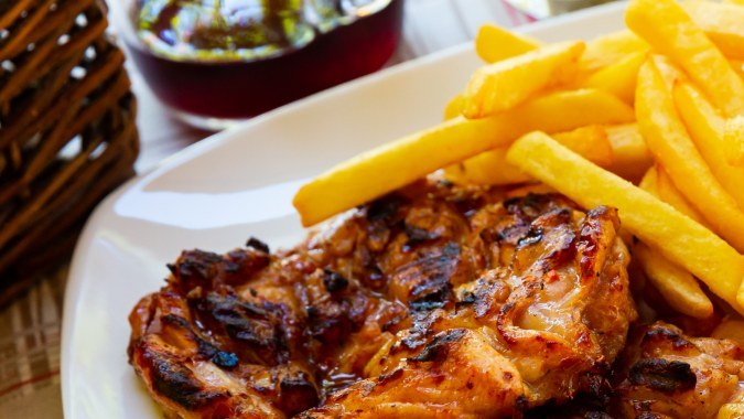 muslos de pollo deshuesados con papas fritas