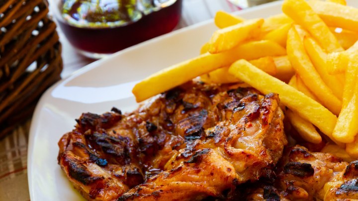 muslos de pollo deshuesados con papas fritas